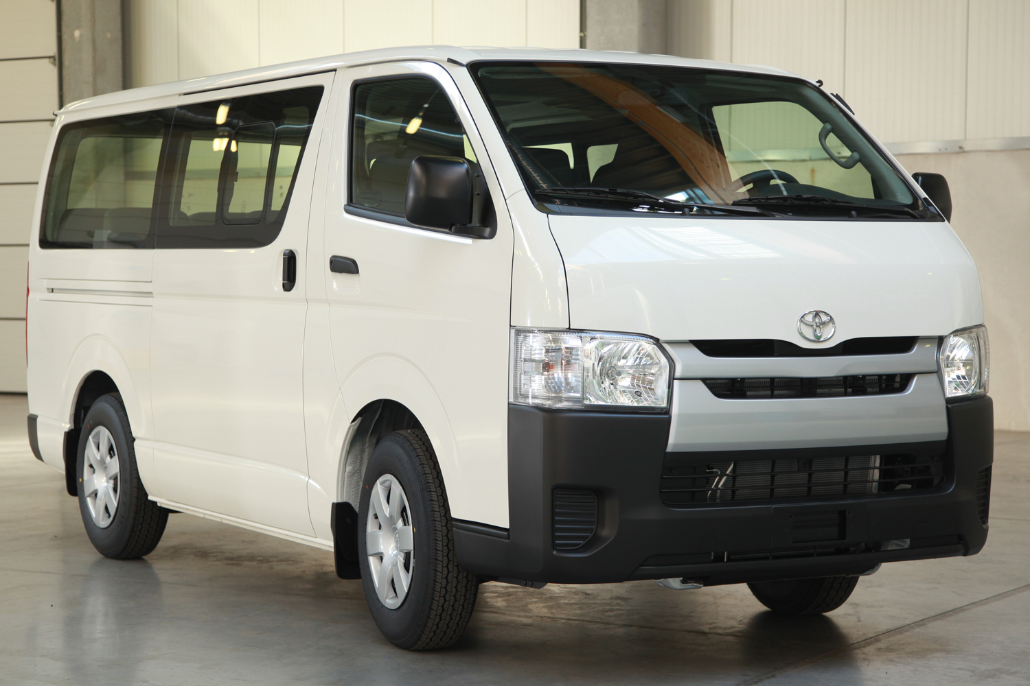 Tentang Toyota Hiace - Mengenal Toyota Hiace Commuter VIP 9 Seats, Kendaraan Travel VVIP