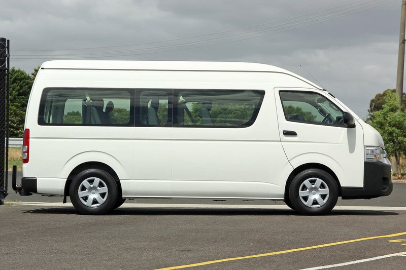 Hiace Commuter Manual - Toyota Hiace, Pilihan Terbaik untuk Perjalanan Rombongan dan Keluarga