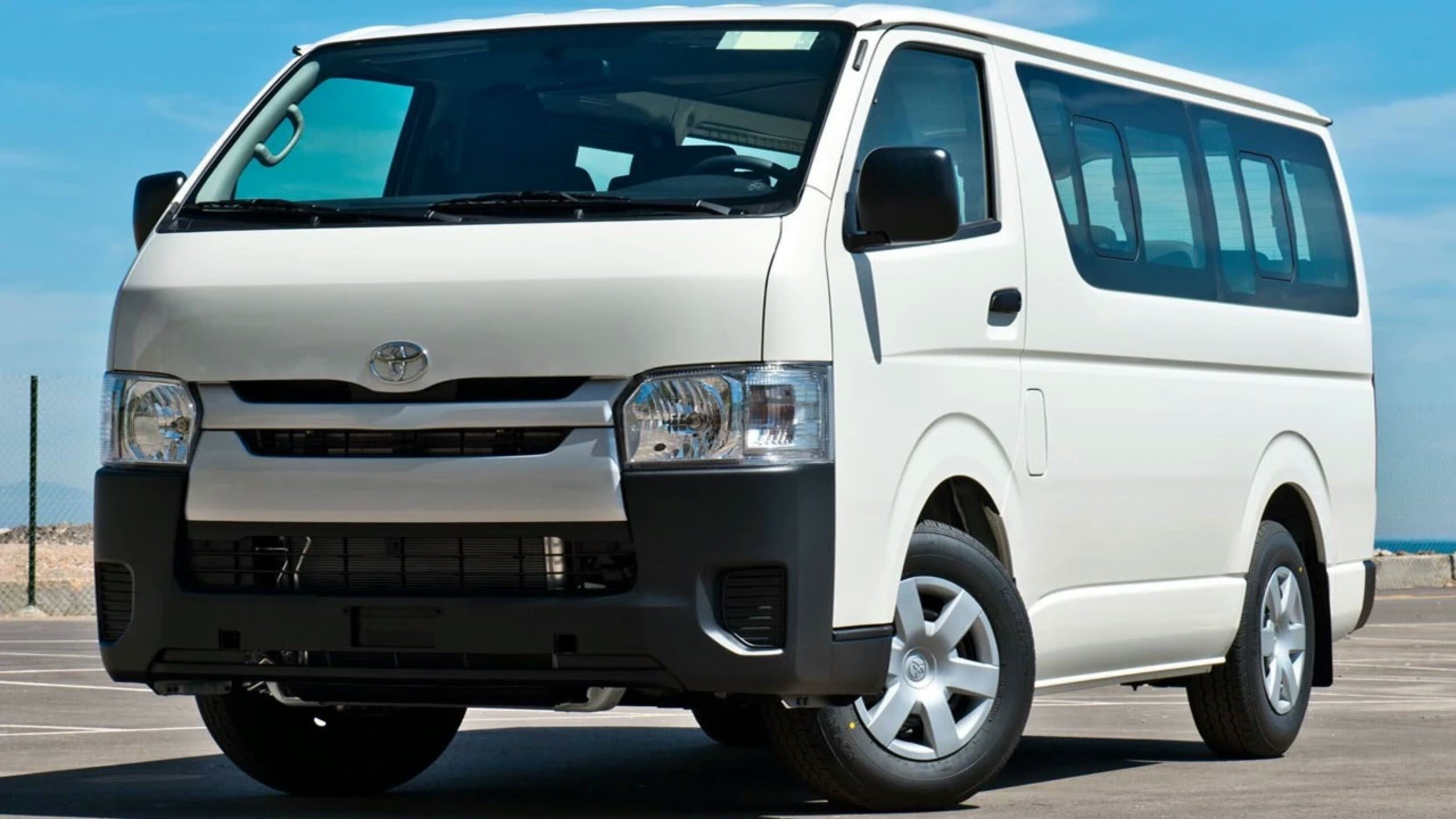 Mau Liburan? Tips Memilih Penyewaan Mobil Hiace yang Baik - Toyota Hiace, Pilihan Terbaik untuk Perjalanan Rombongan dan Keluarga