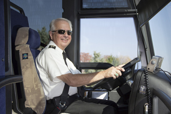 Driver profesional - Alasan Memilih Blue Star sebagai Bus Perjalanan Anda