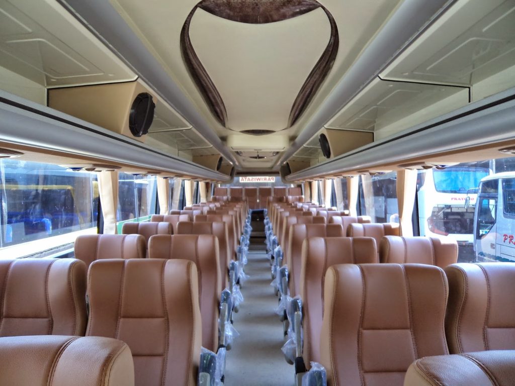 7 Fasilitas Luxury Bus Pariwisata yang Bikin Perjalanan Semakin Nyaman