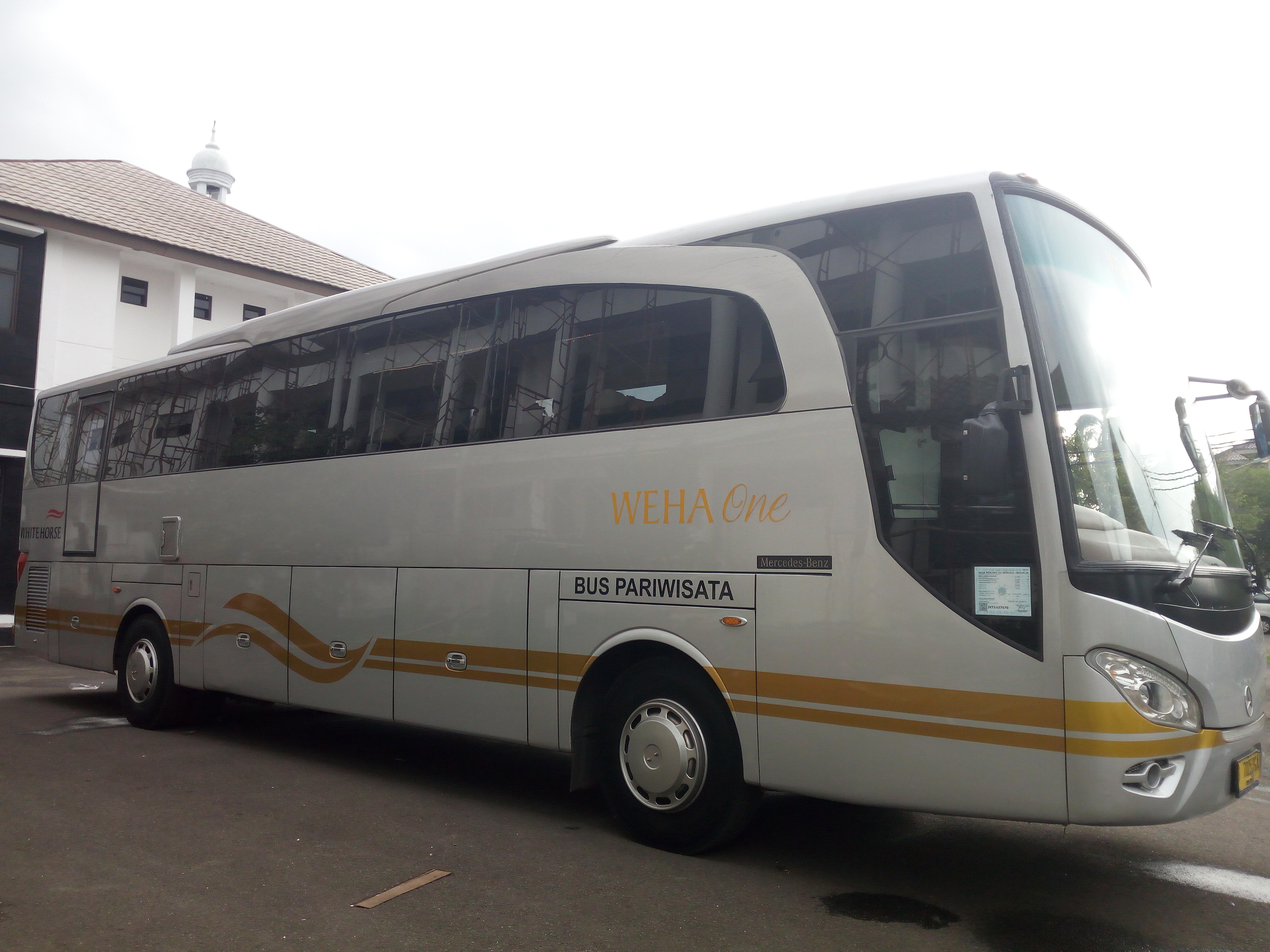 Luxurious bus Weha One dari White Horse - Ini 5 Bus Angkutan Umum Termewah di Indonesia